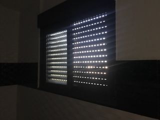 Ventana marron con persiana