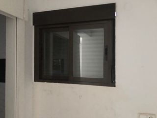 Ventana marron con persiana