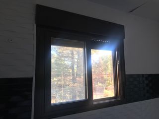 Ventana marron con persiana