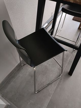 Conjunto mesa alta a estrenar con taburetes Ikea