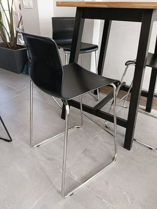 Conjunto mesa alta a estrenar con taburetes Ikea