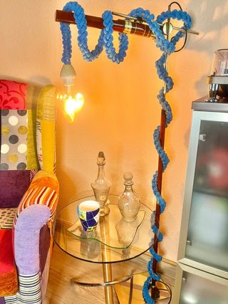 Lámpara macramé azul