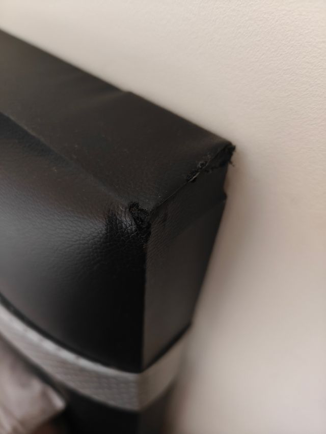 Cabecero tapizado negro.