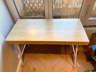 Escritorio de bambu minimalista