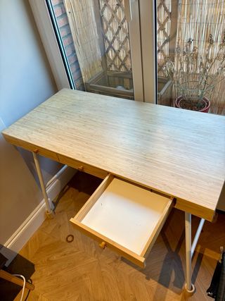 Escritorio de bambu minimalista