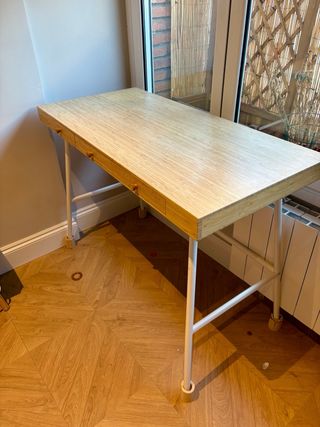 Escritorio de bambu minimalista