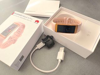 Huawei Band 4 Pro. Rosa