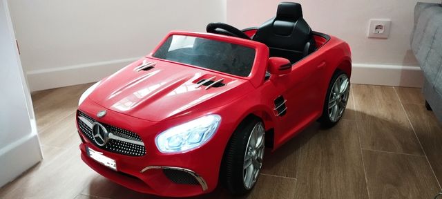Coche eléctrico con licencia Mercedes