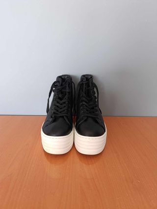 Botines negros con plataforma blanca
