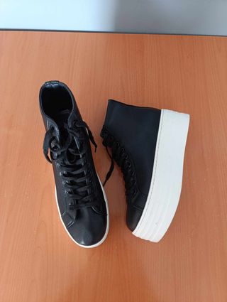 Botines negros con plataforma blanca