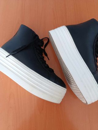 Botines negros con plataforma blanca