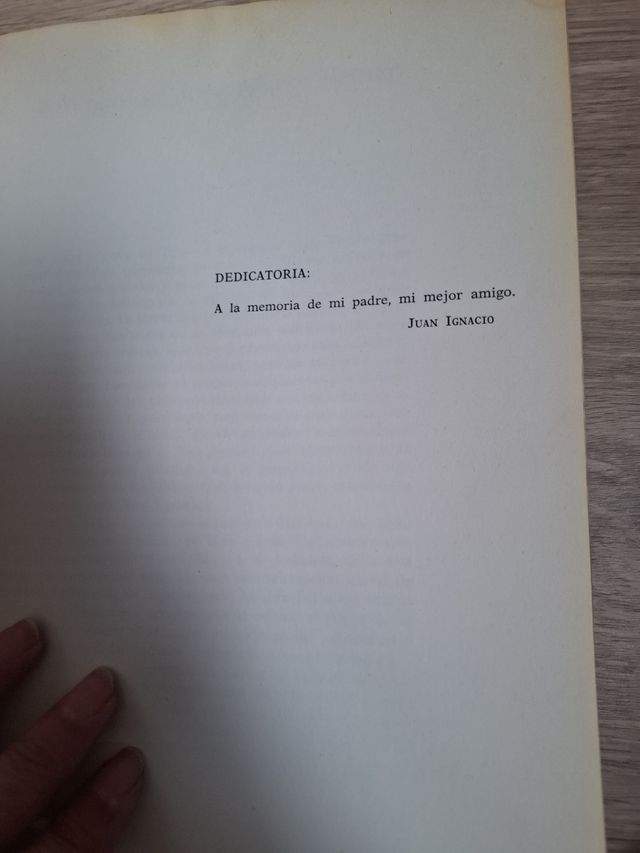 Mis amigos muertos, de JUAN IGNACIO LUCA DE tena,