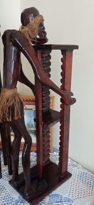 Estantería para CDs y girafa, artesanía africana