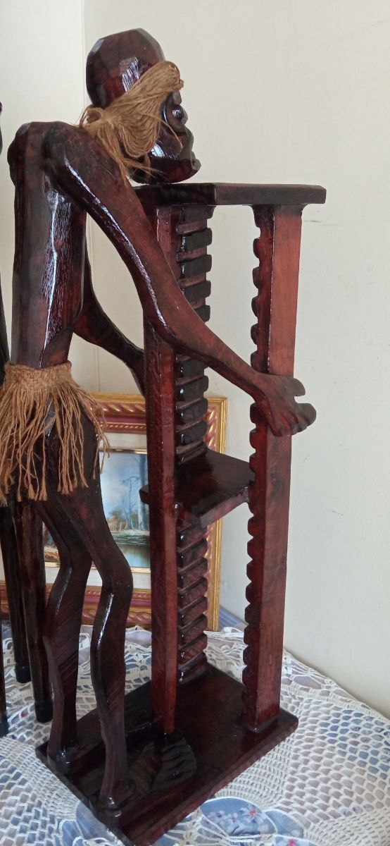 Estantería para CDs y girafa, artesanía africana