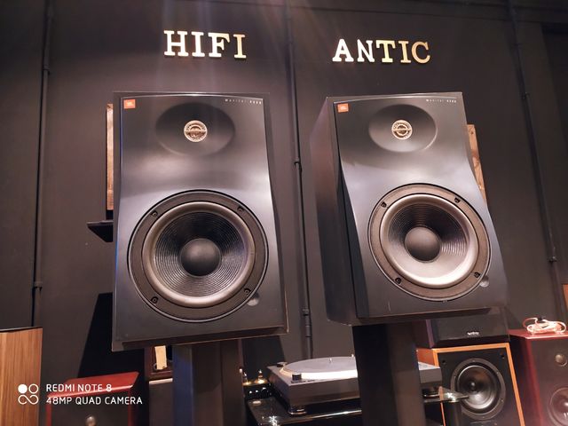 Monitores de estudio JBL