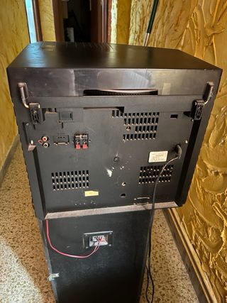 Cadena de música con tocadiscos de vinilo. Años 90.