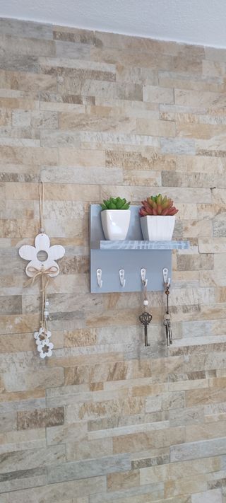 Colgador para llaves gris y blanco, nuevo.