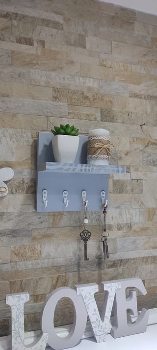 Colgador para llaves gris y blanco, nuevo.