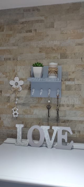 Colgador para llaves gris y blanco, nuevo.