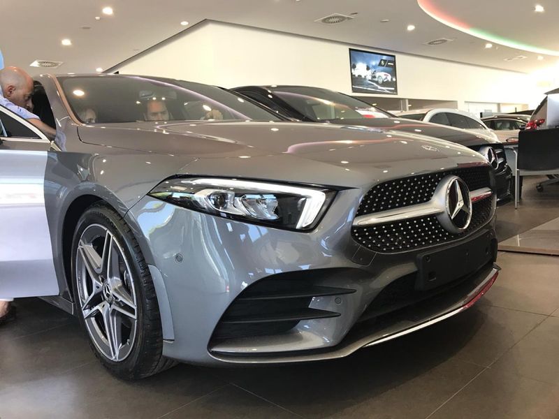 Mercedes -Benz 180 A con paquete AMG y tiptronic s - foto 1