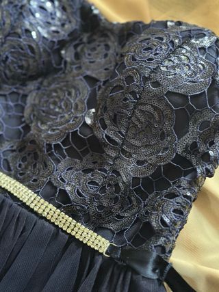 Vestido corto. cinturon brillo