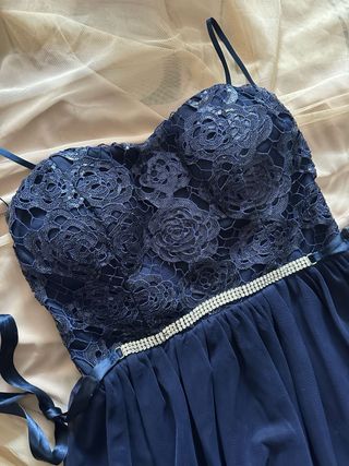 Vestido corto. cinturon brillo
