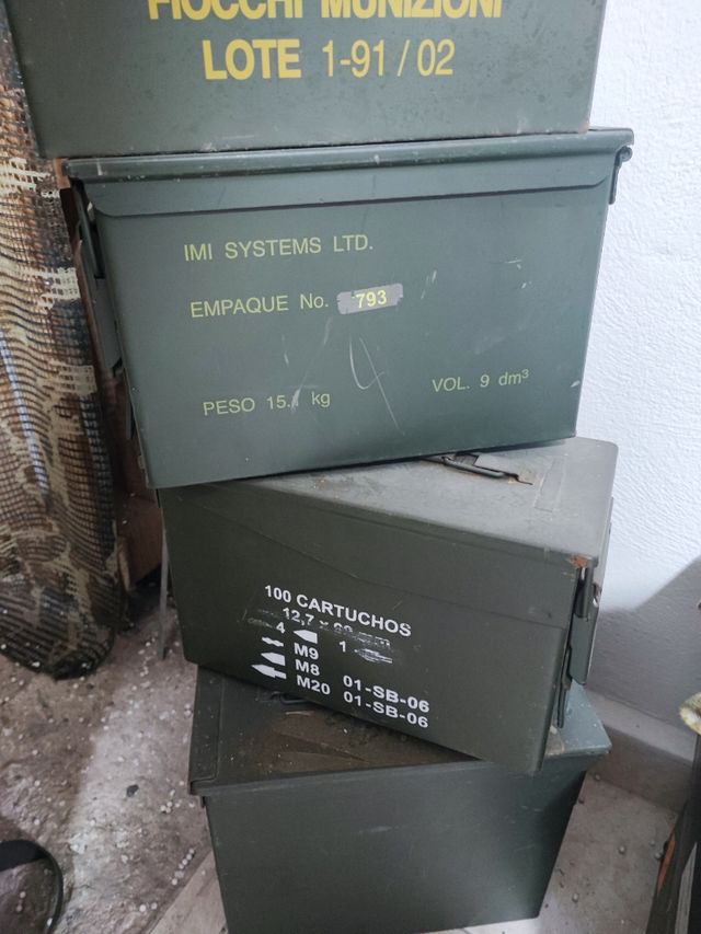 Caja militar de metal