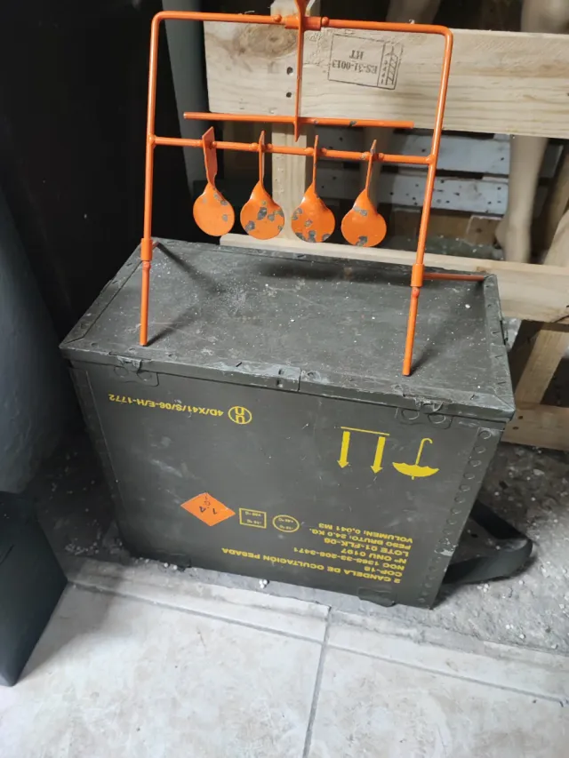 Caja militar de metal