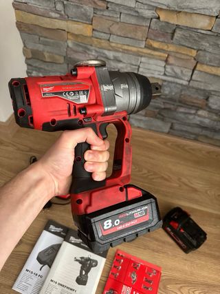 Tornillo de impacto MILWAUKEE M18 FUEL ONEFHIWF1802X  2 baterías 18V 8Ah
