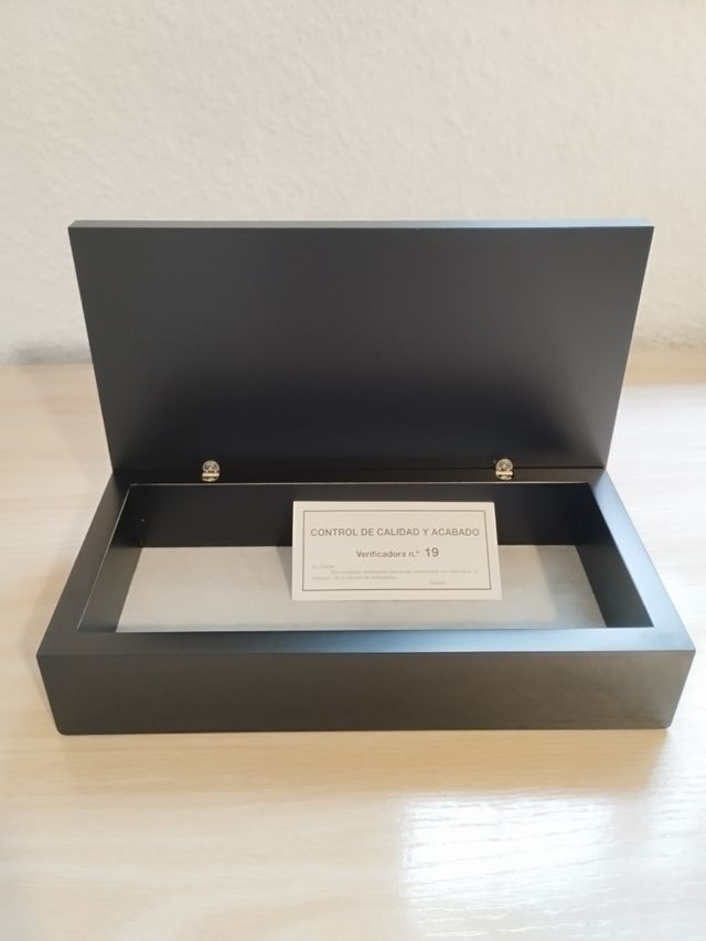 Caja de madera y plata