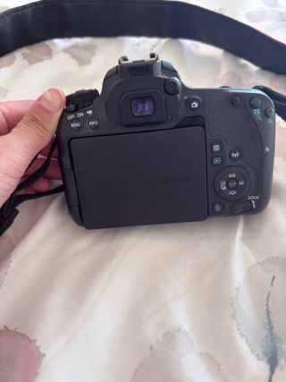 CANON EOS 77D