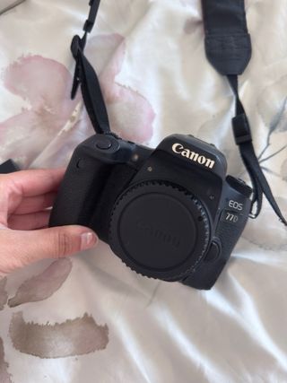 CANON EOS 77D