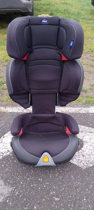 Silla para coche con Isofix marca Chicco.