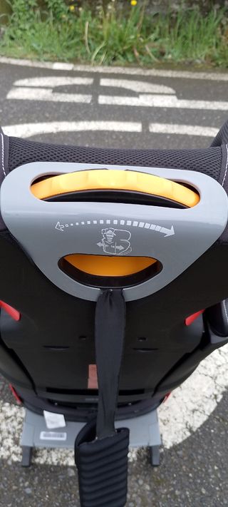 Silla para coche con Isofix marca Chicco.