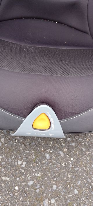 Silla para coche con Isofix marca Chicco.