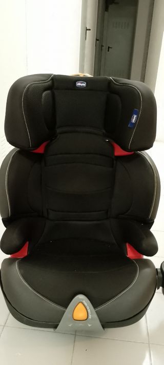 Silla para coche con Isofix marca Chicco.