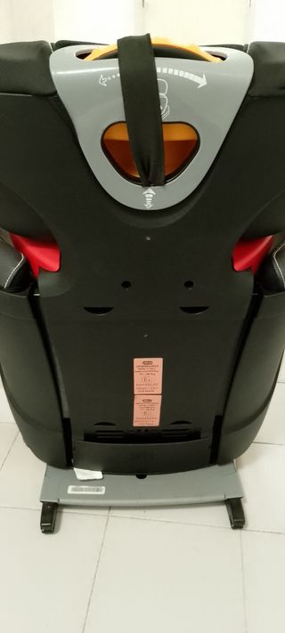 Silla para coche con Isofix marca Chicco.