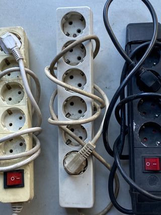 5 regletas, diferentes precios, electricidad