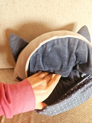 Cojín forma de gato. Guardapijama