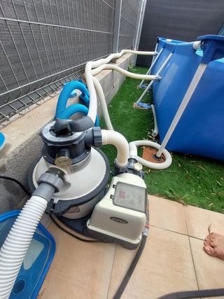 Depuradora y piscina desmontable