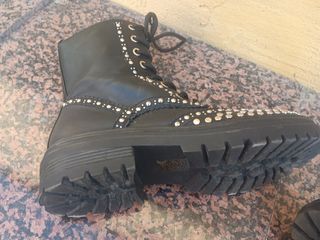 Botin con remaches 