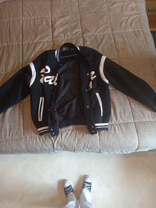 Chaqueta negra con letras blancas