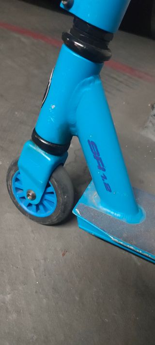 Patinete azul 2 ruedas  freno