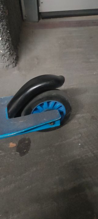 Patinete azul 2 ruedas  freno