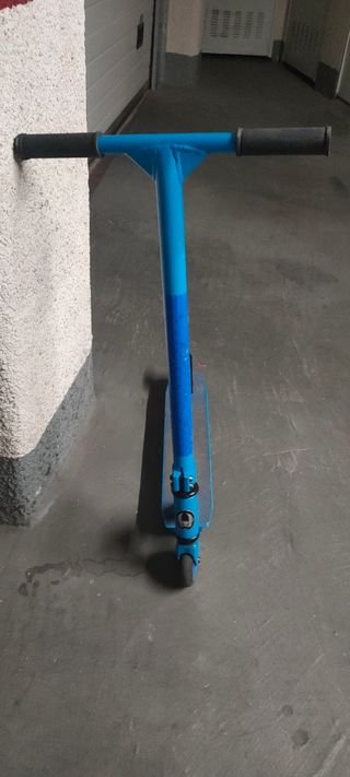 Patinete azul 2 ruedas  freno
