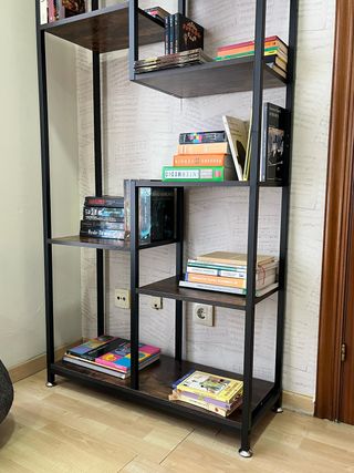 Estantería alta de estilo industrial