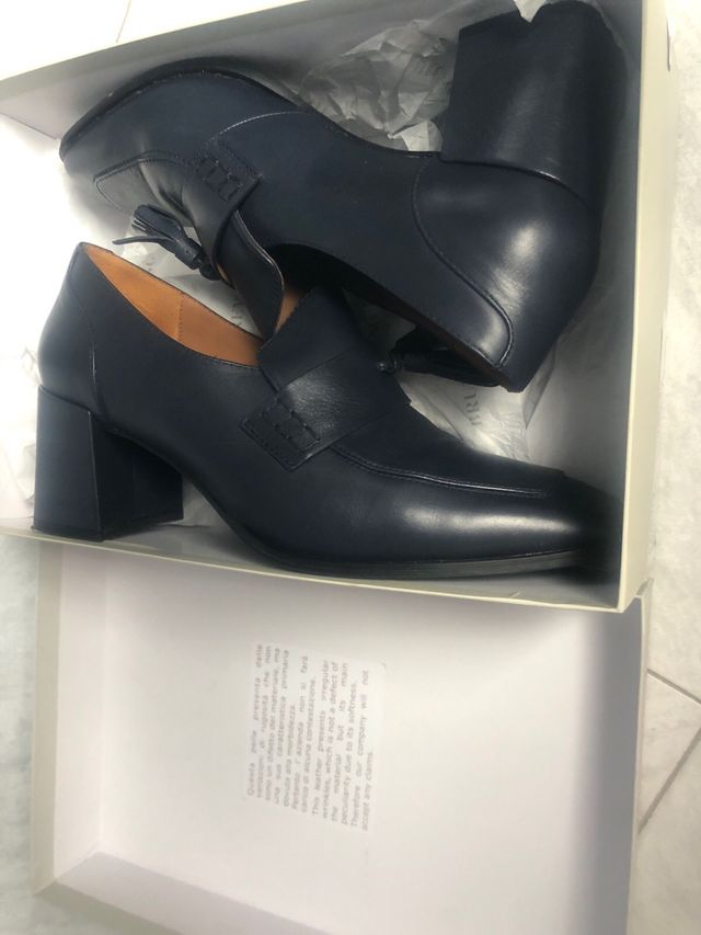 Zapatos de piel azul marino de tacon. Bruno Premi