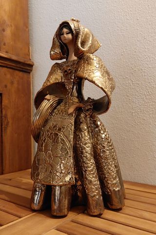 Statuina sarda ceramica dorata