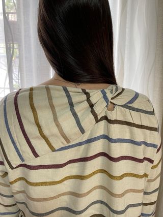 Camisa de rayas con adorno en espalda