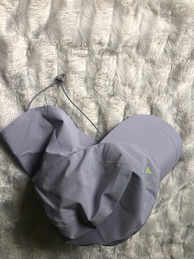 Visera Adidas Stella Maccartney gris